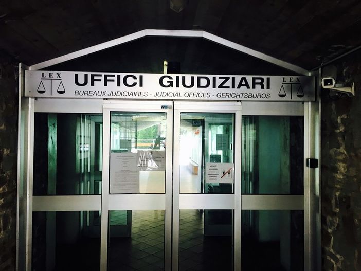 L'ingresso dell'ex tribunale di Alba