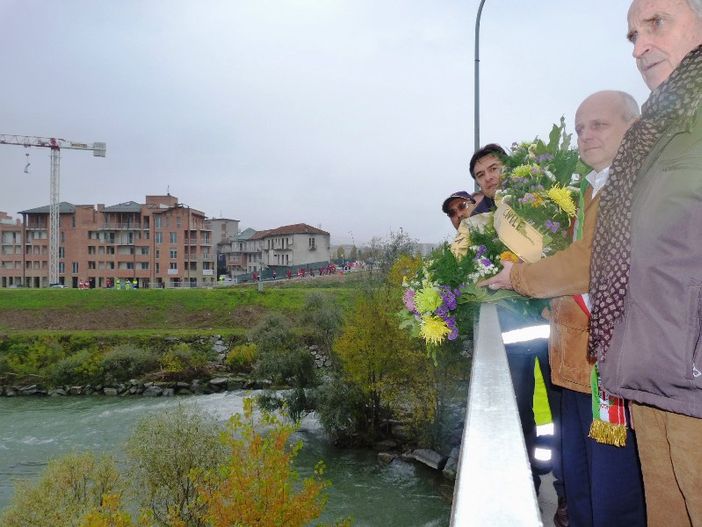 Alle 16.45 il lancio di una corona di fiori nelle acque del Tanaro
