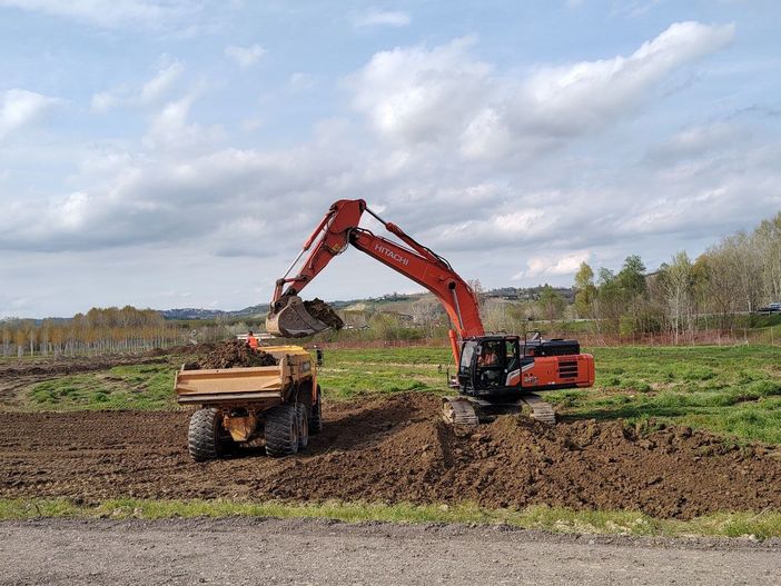 Asti-Cuneo, ruspe al lavoro nel cantiere dell'ultimo lotto. Si spiana il terreno che ospiterà il viadotto sulla Provinciale 7