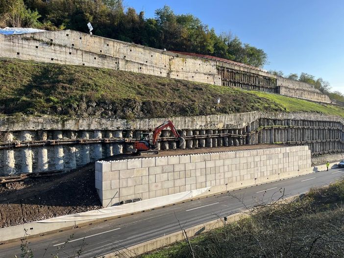 Il muro di contenimento realizzato per contenere il movimento franoso registrato al km 86, in territorio di Priero Il muro di contenimento realizzato per contenere il movimento franoso registrato al km 86, in territorio di Priero