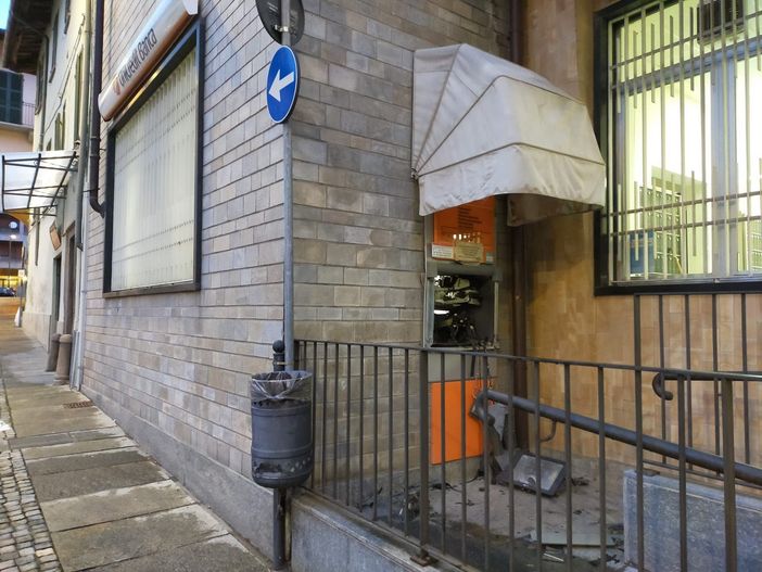 Lo sportello automatico fatto saltare dai ladri