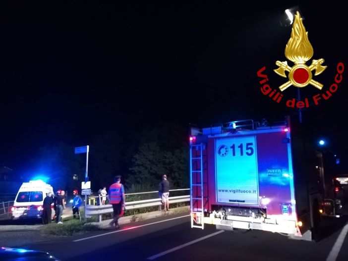 L'auto finita sotto il ponte lungo la Sp 28