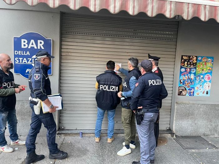 Alba, il questore chiude per 15 giorni il bar della Stazione: "Al suo interno pregiudicati e persone pericolose"