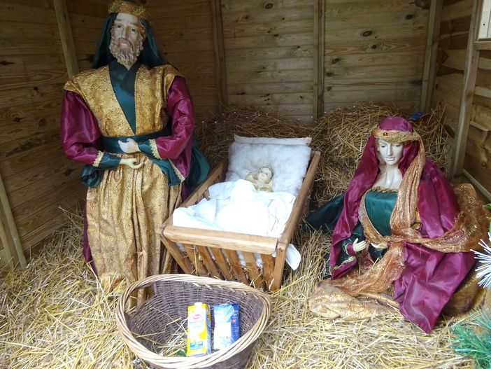 Nella foto il presepe statico e solidale in via Principi di Piemonte, a Bra