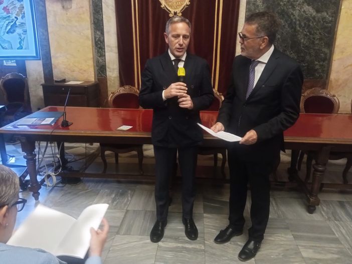 Il prof Nicola Barbatelli, curatore della mostra, insieme con Marcello Cavallo dell'Associazione Insieme