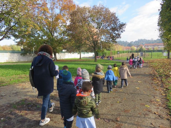 A Bra, l'incontro fantascientifico tra i bambini della scuola dell'infanzia e il piccolo alieno "Ness"