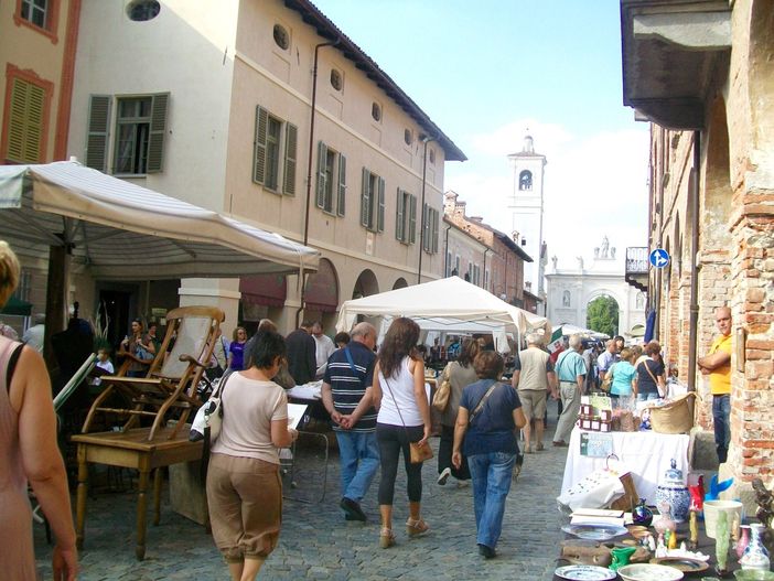 Il mercatino dell'antiquariato di Cherasco in un'immagine d'archivio