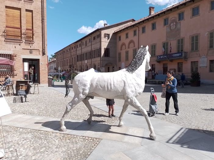 Il cavallo bianco di Napoleone fa il suo ingresso trionfale a Cherasco: è un'opera del piozzese Franco Sebastiano Alessandria