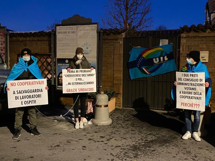 Un momento della protesta andata in scena questa mattina di fronte all'ingresso della struttura