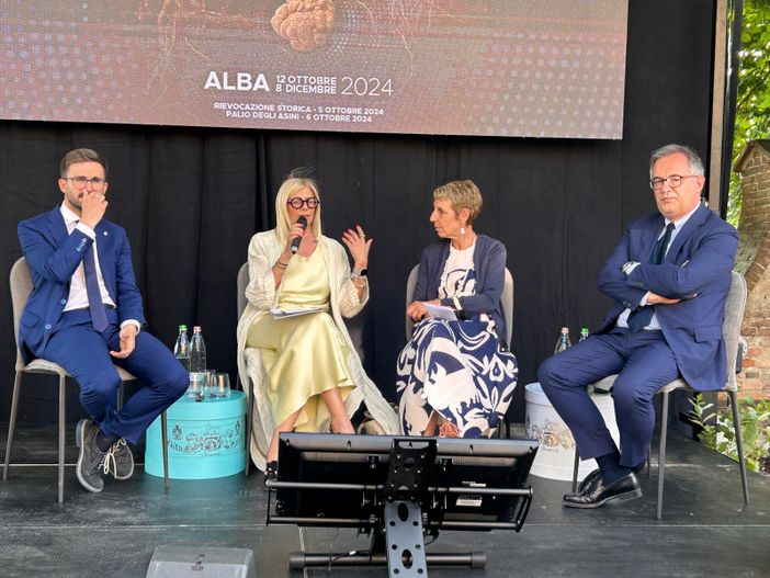 Sul palco allestito al castello di Roddi Liliana Allena, presidente dell'Ente Fiera Internazionale del Tartufo Bianco d'Alba insieme al nuovo sindaco di Alba Alberto Gatto e all'assessore regionale con delega al Tartufo Marco Gallo