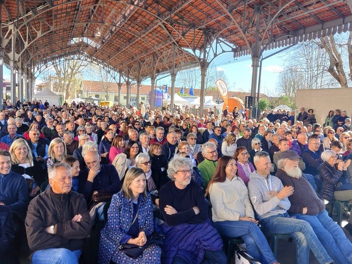 Pubblico sotto la struttura di piazza Giolitti per concerto dei Trelilu Pubblico sotto la struttura di piazza Giolitti per concerto dei Trelilu