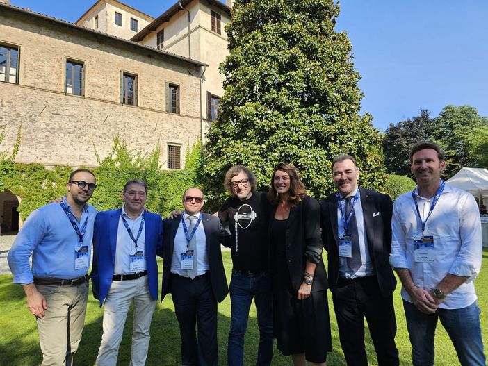 Il presidente di Confapi Cuneo e la Giunta insieme a Claudio Cecchetto e Elisa Isoardi al centro