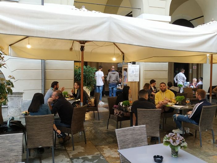 A Cuneo si prosegue con la riapertura: portici e via Roma tornano a popolarsi, con bar e ristoranti (VIDEO)