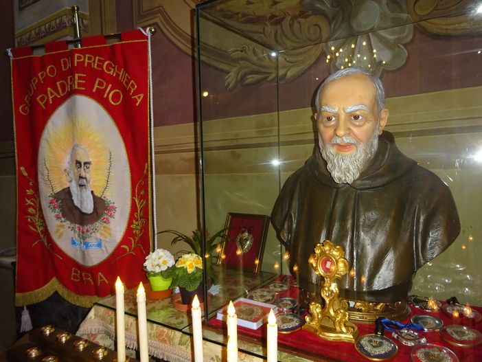 Il busto di padre Pio, chiesa dei Battuti Neri di Bra