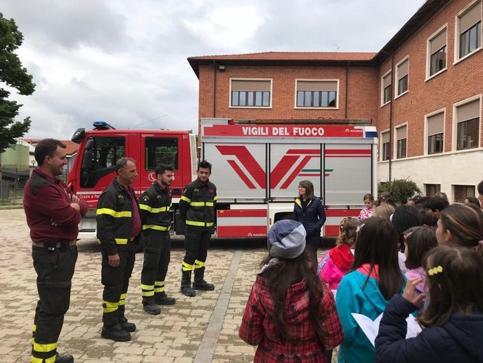 Un momento del progetto "A sirene spiegate" di Dogliani