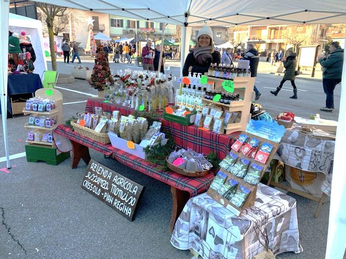 Elisa Tarasco con i prodotti biologici di essenza Monviso