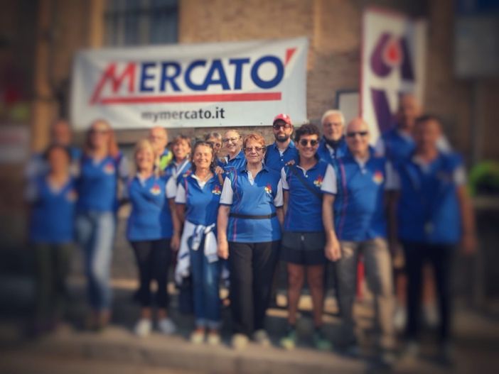 Elvira Alberelli, al centro nella foto, nel gruppo di volontari dell'Avis braidese