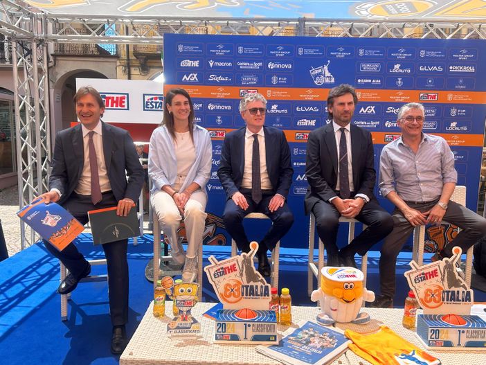 Alcuni momenti della presentazione avvenuta questa mattina in piazza Risorgimento ad Alba