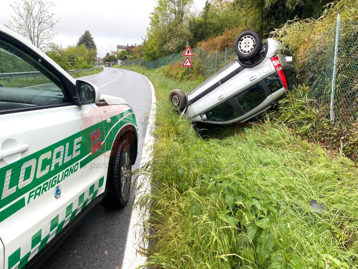Auto si rovescia a Farigliano, illeso conducente 94enne [FOTO]