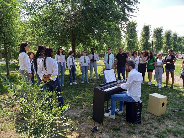 Nelle foto: alcuni momenti della bella festa di fine anno dell'istituto Cravetta-Marconi di Savigliano