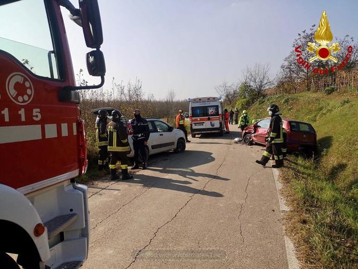Alba, due feriti nello scontro tra due auto a Scaparoni Alba, due feriti nello scontro tra due auto a Scaparoni