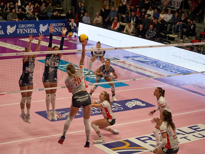 Un attacco dell'americana Kubik nella gara di andata a Chieri Un attacco dell'americana Kubik nella gara di andata a Chieri