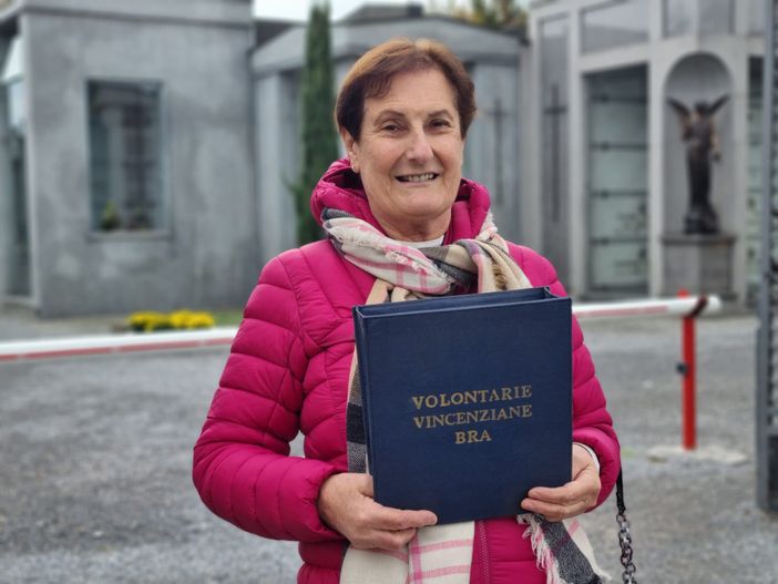 La volontaria vincenziana braidese Clara Raviola, impegnata nella raccolta di solidarietà