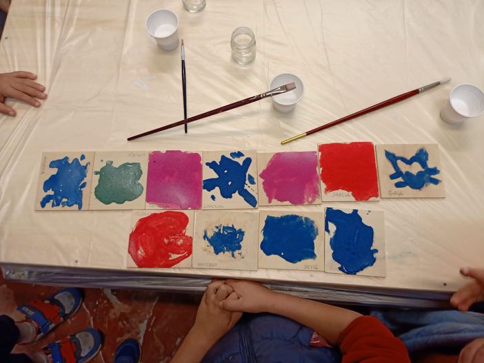 70 bambini in visita da Bra a Vigone alla scoperta delle Panchine d’Artista