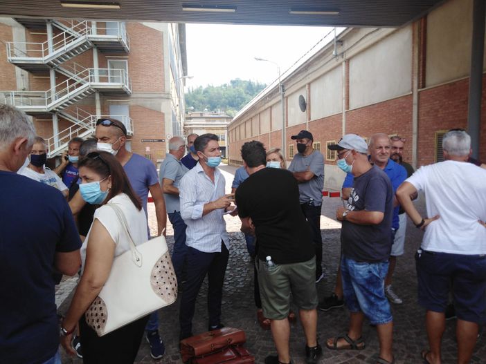 Un'immagine del luglio scorso:: il presidio dei lavoratori della Stamperia ai cancelli della sede Miroglio di via Santa Barbara