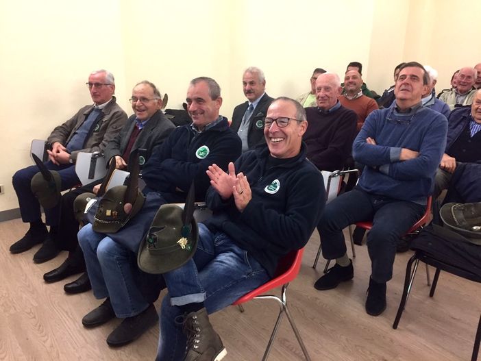 Alcuni momenti dell'annuale assemblea della sezione Ana, tenuta ieri presso la sede Ascom di piazza Roma 2 a Mondovì Alcuni momenti dell'annuale assemblea della sezione Ana, tenuta ieri presso la sede Ascom di piazza Roma 2 a Mondovì