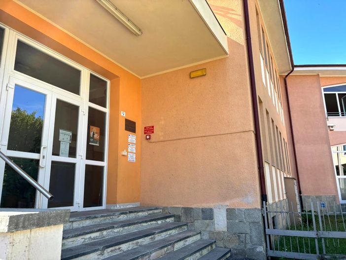 L'ingresso della scuola elementare "Calleri"