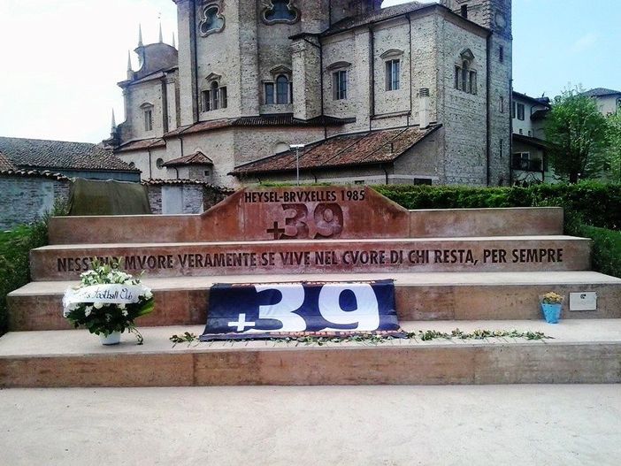 Il monumento inaugurato a Cherasco nel 2016. Anche il prossimo 29 maggio sarà teatro di una cerimonia con la partecipazione di numerosi tifosi bianconeri