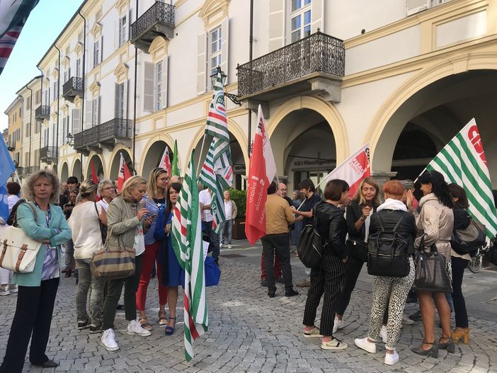 La gestione di 40 dipendenti Ubi cuneesi passerà a due società americane, mobilitazione dei lavoratori: "Siamo tutti coinvolti"