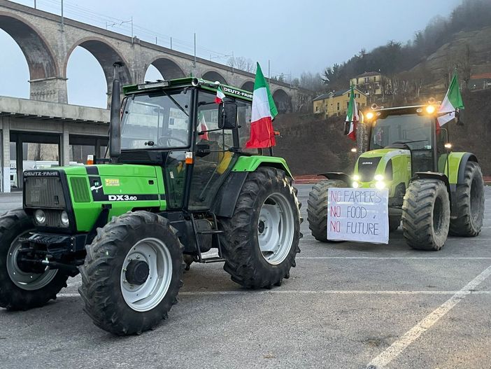 La partenza dei trattori da piazzale Giardini a Mondovì