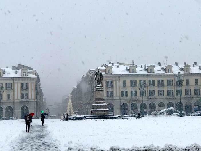 La neve di ieri in piazza Galimberti a Cuneo La neve di ieri in piazza Galimberti a Cuneo