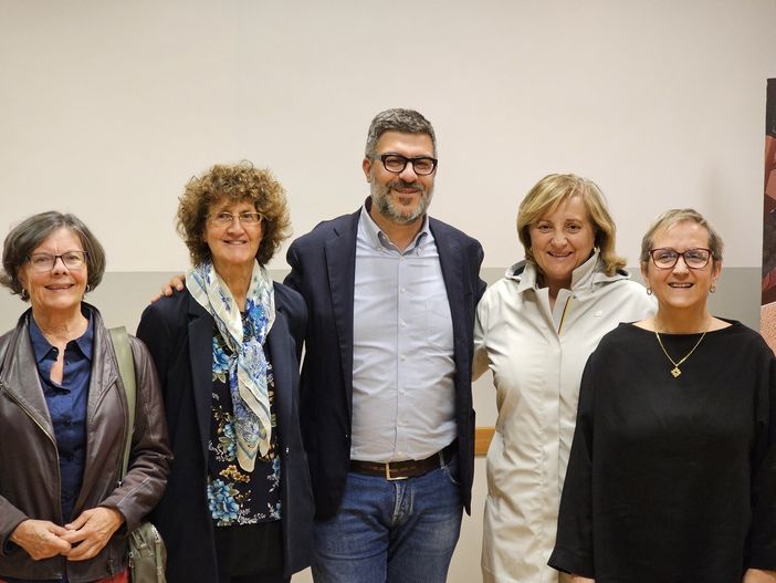 Da sinistra Daniela Blengio, Franca Giordano, Mauro Calderoni, Gianna Pentenero e Ivana Borsotto Da sinistra Daniela Blengio, Franca Giordano, Mauro Calderoni, Gianna Pentenero e Ivana Borsotto