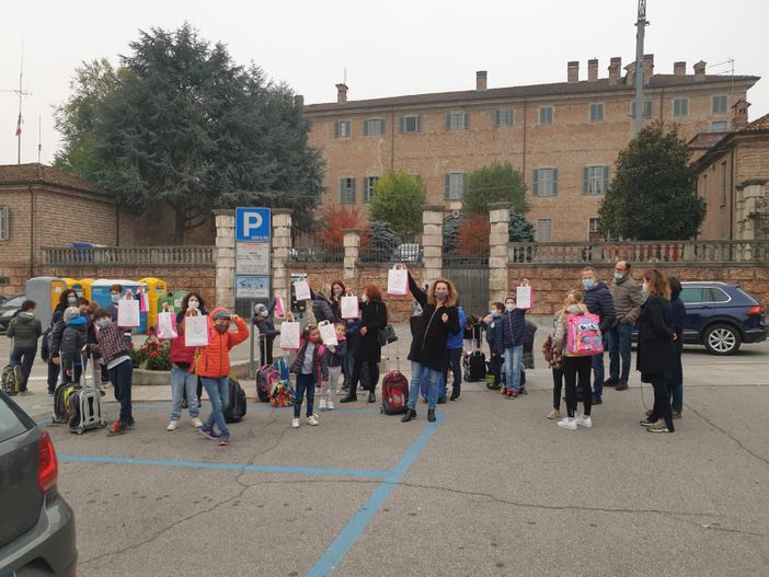 Alba, un kit di igienizzanti donato ai bambini del Piedibus Alba, un kit di igienizzanti donato ai bambini del Piedibus