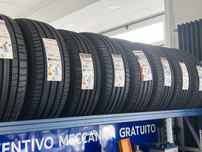 Domani bisogna montare le gomme estive, ma c'è un mese di tempo per adeguarsi