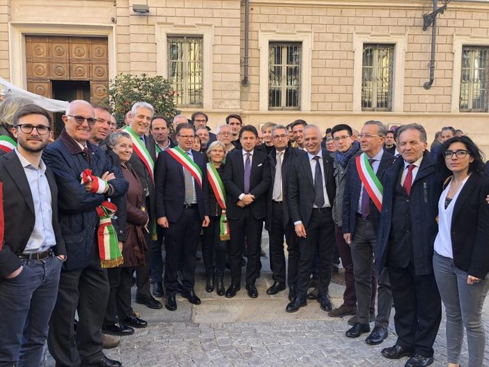 Al centro della foto il premier Conte con gli Amministratori della Granda