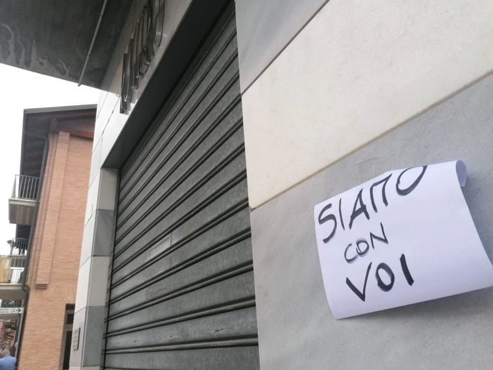 "Siamo con voi" recita il messaggio comparso stamane sulle serrande della Gioielleria Roggero