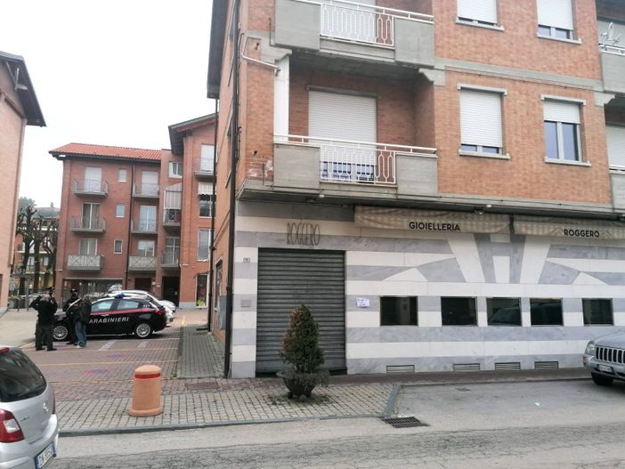 La Gioielleria Roggero, in via Garibaldi a Gallo Grinzane. Sulla sinistra lo spiazzo sul quale si affaccia l'ingresso laterale del negozio