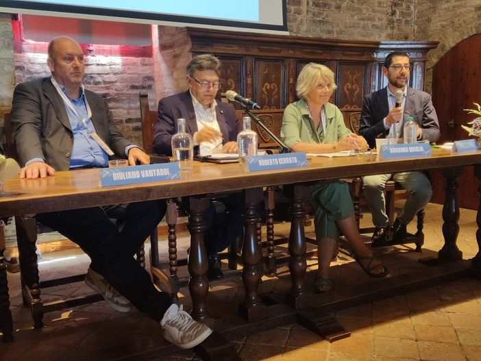 Il tavolo dei relatori Il tavolo dei relatori