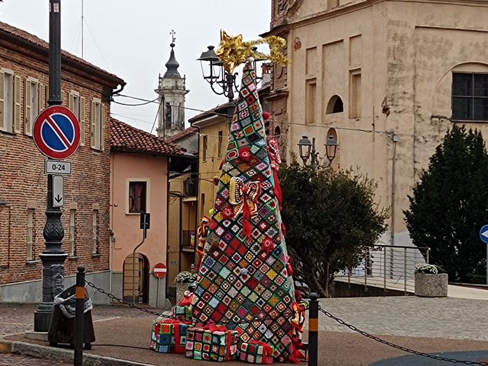 Sommariva del Bosco: acceso l’Albero di Natale e illuminato il Presepe all’uncinetto