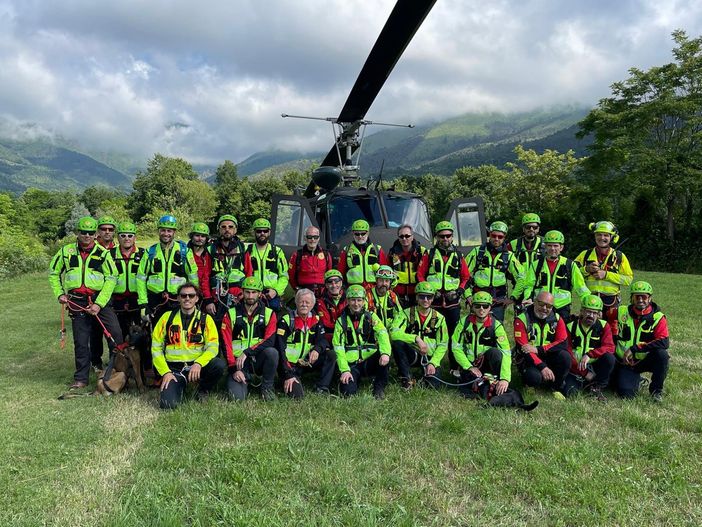 Il gruppo dei tecnici impegnati nell'esercitazione. Nelle altre immagini: alcuni momenti dell'esercitazione Il gruppo dei tecnici impegnati nell'esercitazione. Nelle altre immagini: alcuni momenti dell'esercitazione