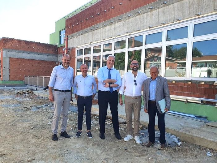 Il presidente Robaldo insieme al consigliere delegato Davide Sannazzaro, a Silvano Dovetta, a Federico Borgna, e Giancarlo Panero davanti al nuovo Itis di Verzuolo durante il sopralluogo tenuto alla fine dello scorso giugno Il presidente Robaldo insieme al consigliere delegato Davide Sannazzaro, a Silvano Dovetta, a Federico Borgna, e Giancarlo Panero davanti al nuovo Itis di Verzuolo durante il sopralluogo tenuto alla fine dello scorso giugno