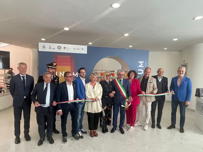 Ad Alba è ancora tempo di Vinum: apre i battenti la grande enoteca a cielo aperto Ad Alba è ancora tempo di Vinum: apre i battenti la grande enoteca a cielo aperto