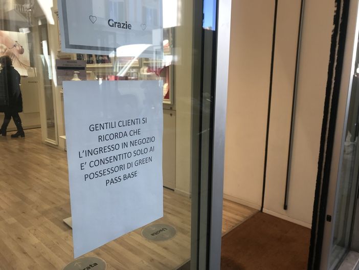 Controllo del green pass nei negozi, Confcommercio: "I problemi sono altri, a partire dal caro bollette"