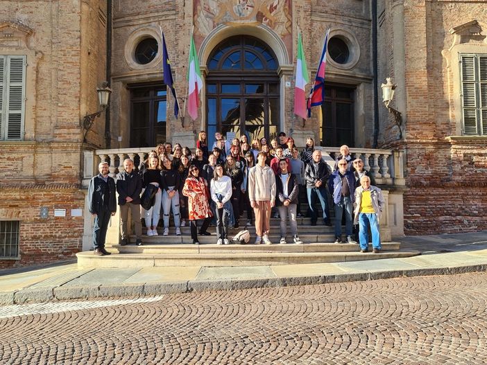 Studenti braidesi accolgono i turisti a Santa Chiara e nella chiesa dei Battuti Bianchi Studenti braidesi accolgono i turisti a Santa Chiara e nella chiesa dei Battuti Bianchi