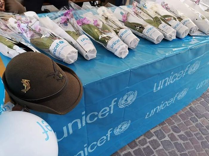 Bra vuole bene all’Unicef, esaurite in poche ore le orchidee messe in vendita dagli Alpini Bra vuole bene all’Unicef, esaurite in poche ore le orchidee messe in vendita dagli Alpini