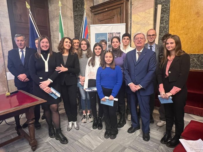 Amos premia i figli dei dipendenti che si sono distinti per meriti scolastici Amos premia i figli dei dipendenti che si sono distinti per meriti scolastici